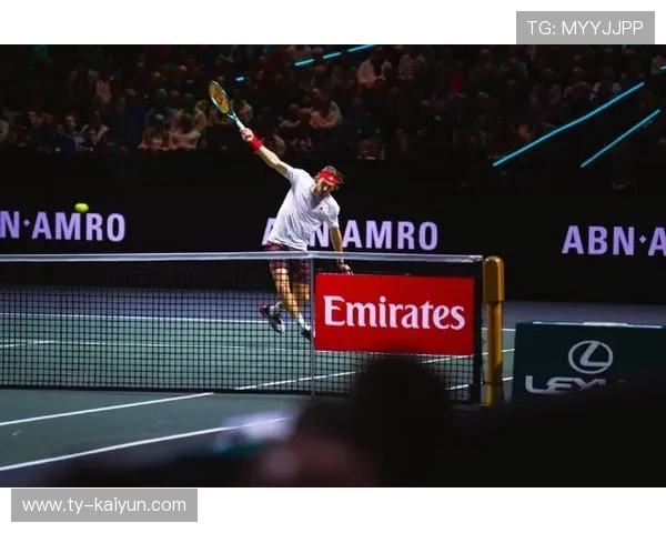 网球男单大角度反拍制胜球引来掌声 网球男单大角度反拍制胜球引来掌声